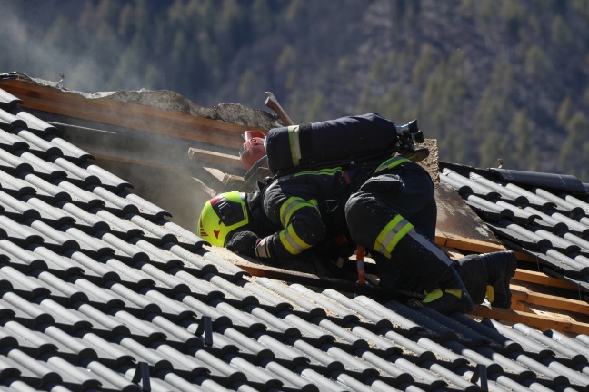 Vier Feuerwehren bei Brand eines Wochenendhauses in Hinterstoder im Einsatz
