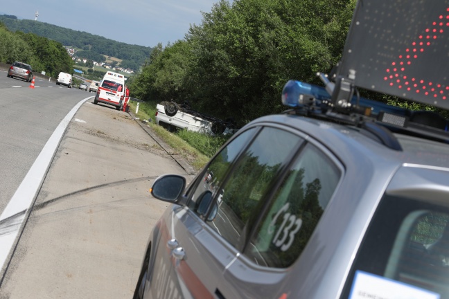 Fahrzeugüberschlag nach Reifenplatzer auf der Westautobahn bei Pucking endet glimpflich