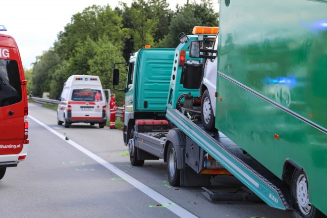 Tödlicher Unfall: Mitarbeiter eines Abschleppunternehmens auf Westautobahn von Auto erfasst