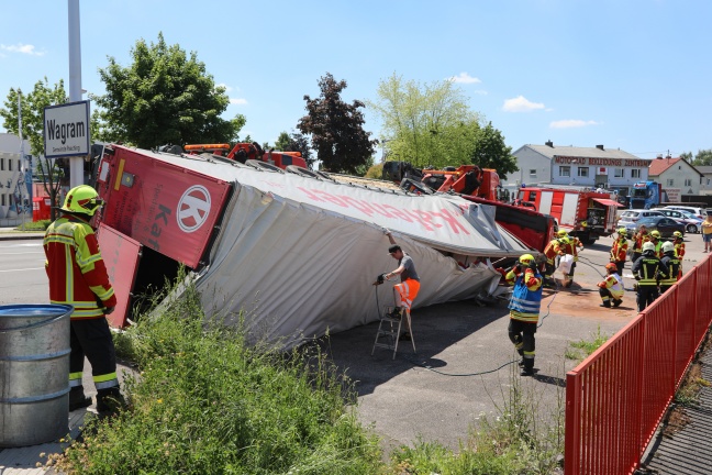 Schwierige Bergung eines umgestürzten LKW in Pasching