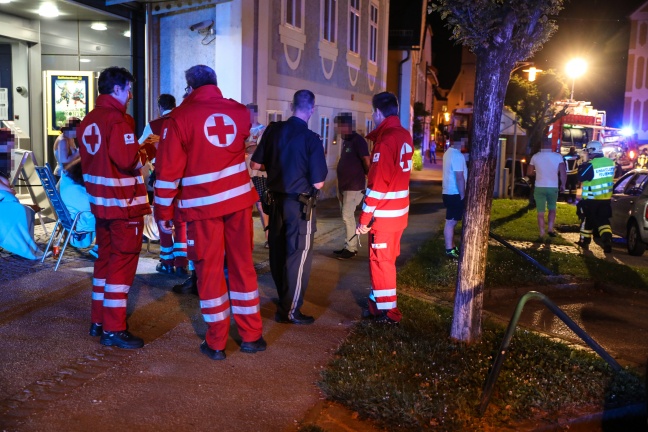 19 Personen nach Glimmbrand in einem Lüftungsschacht eines Wohnhauses in Eferding betreut