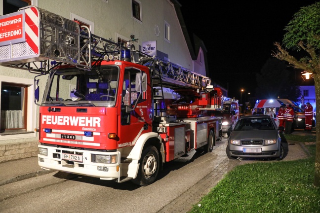 19 Personen nach Glimmbrand in einem Lüftungsschacht eines Wohnhauses in Eferding betreut