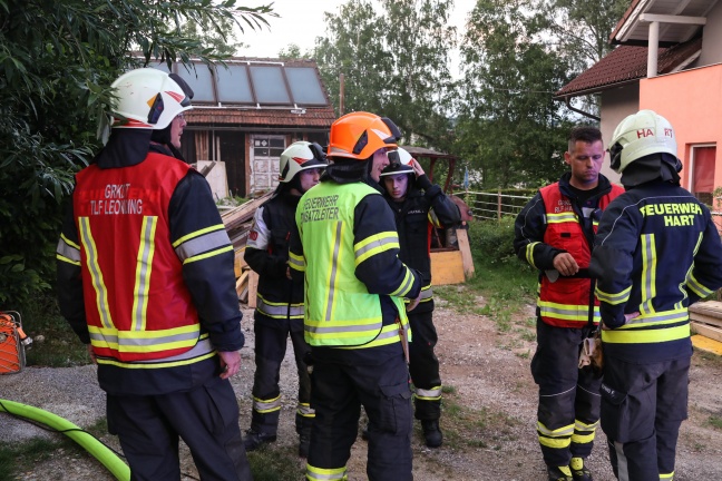 Drei Feuerwehren bei Brand im Keller eines Hauses in Leonding im Einsatz