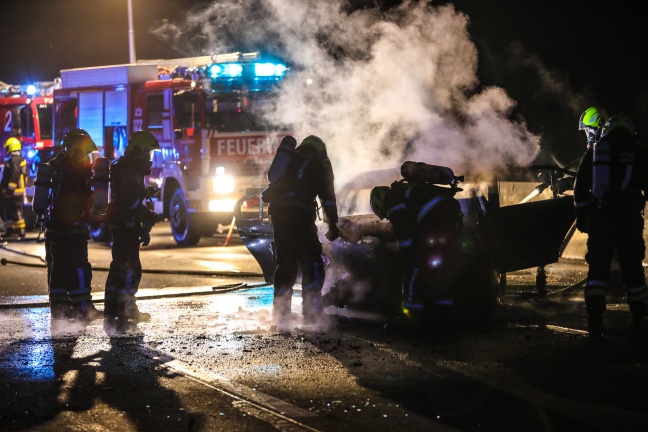 Illegales Straßenrennen auf der Westautobahn endet mit brennendem Auto und zwei Verletzten