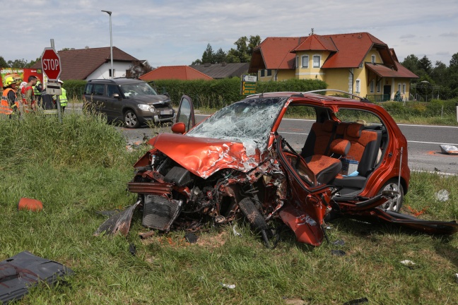 Mutter (36) starb bei tragischem Verkehrsunfall in Alkoven - Kind schwer verletzt