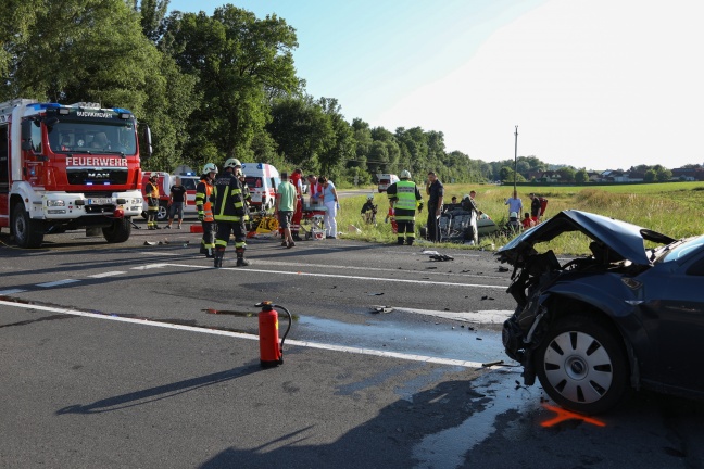 Schwerer Verkehrsunfall in Buchkirchen fordert fünf teils Schwerverletzte