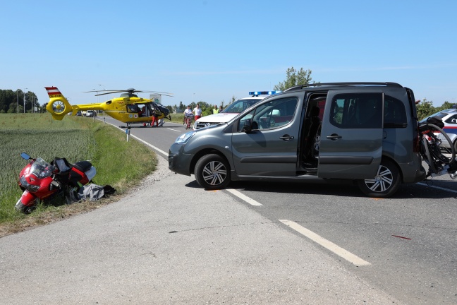 Schwerer Verkehrsunfall mit Motorrad auf der Scharnsteiner Straße in Pettenbach
