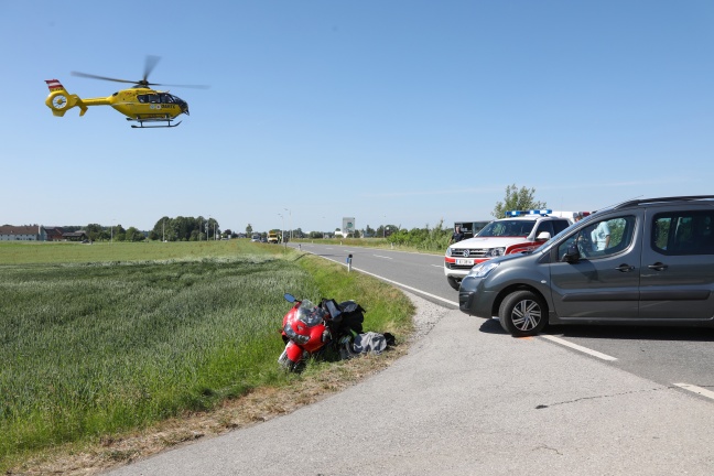 Schwerer Verkehrsunfall mit Motorrad auf der Scharnsteiner Straße in Pettenbach