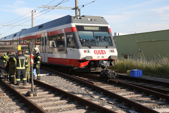 Autolenkerin stirbt bei Kollision mit Lokalbahn auf Bahnübergang in Peuerbach