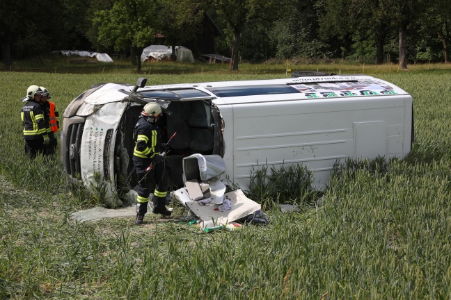 Schwerer Verkehrsunfall mit Kleintransporter auf der Innviertler Straße in Riedau