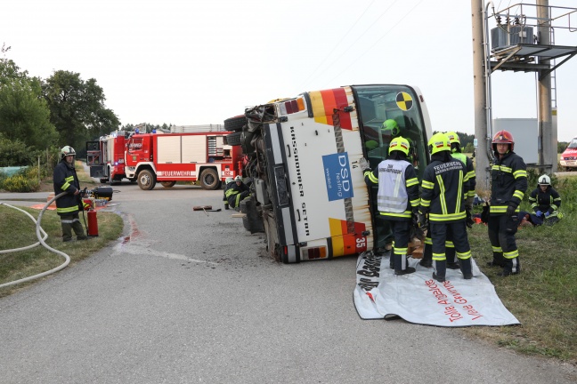 Spannende Einsatzübung für die Feuerwehr mit umgestürztem Linienbus