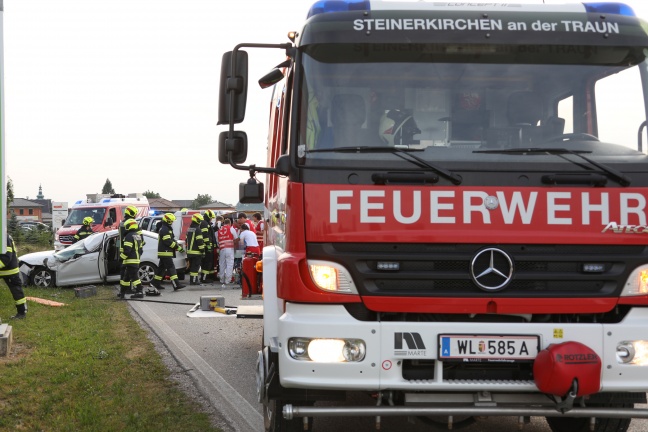 Schwerer Verkehrsunfall zwischen Auto und Traktor in Steinerkirchen an der Traun