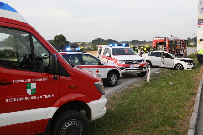 Schwerer Verkehrsunfall zwischen Auto und Traktor in Steinerkirchen an der Traun