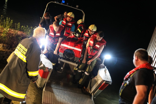 Böschungs- beziehungsweise Waldbrand bei Ternberg mittels Feuerwehrboot von der Enns aus gelöscht