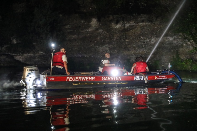Böschungs- beziehungsweise Waldbrand bei Ternberg mittels Feuerwehrboot von der Enns aus gelöscht