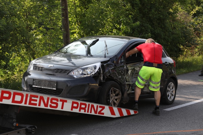 Seitlicher Crash auf der Thannstraße in Hofkirchen im Traunkreis fordert zwei Verletzte