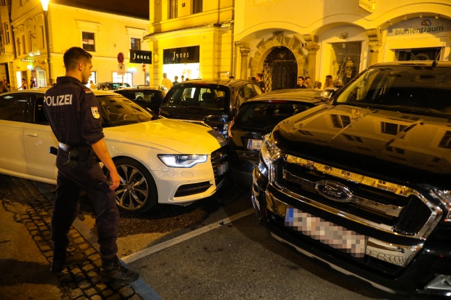 Junge Autolenkerin ohne Führerschein verursacht großen Blechsalat am Welser Stadtplatz