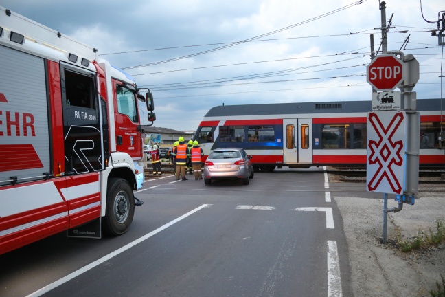 Crash mit Regionalzug auf Bahnübergang in Alkoven endet glimpflich