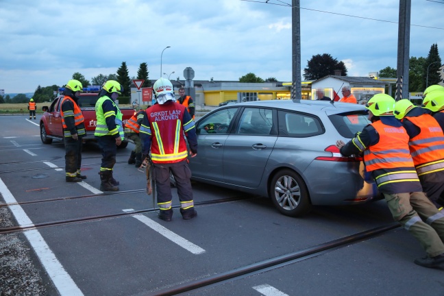 Crash mit Regionalzug auf Bahnübergang in Alkoven endet glimpflich
