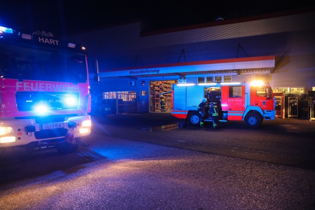 Feuerwehr bei nächtlichem Brand in einem Unternehmen in Leonding im Einsatz