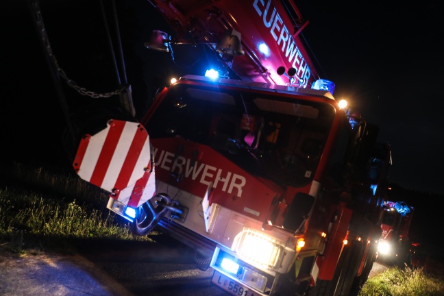 Foto: Schwierige Bergung eines umgestürzten Mähdreschers in Waizenkirchen | Foto: laumat.at/Matthias Lauber Schwierige Bergung eines umgestürzten Mähdreschers in Waizenkirchen