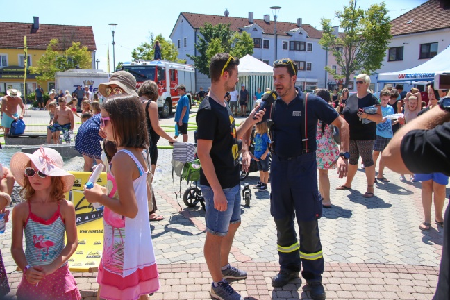 Abkühlung durch die Feuerwehr beim Life Radio-Splashmob in Marchtrenk