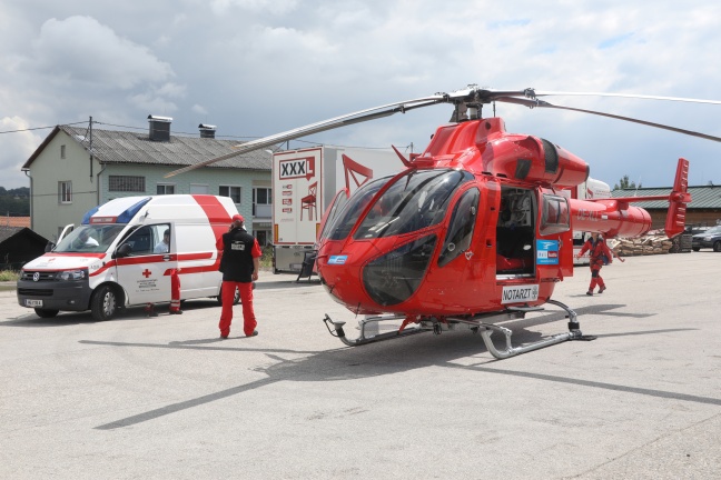 Notarzthubschrauber nach internem Notfall in Krenglbach im Einsatz
