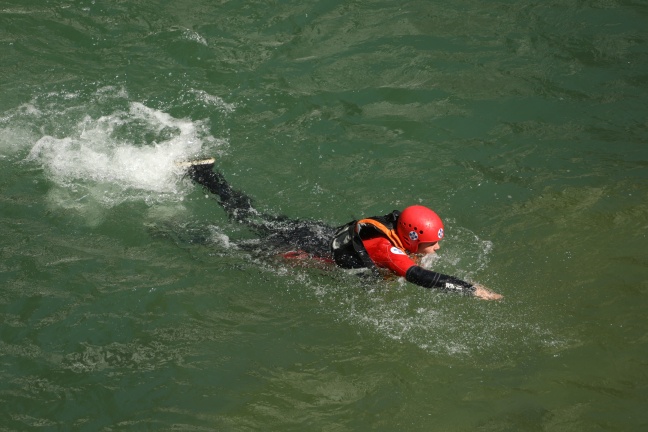 Spektakuläre Rettungsaktion eines Verletzten durch Wasserrettung und Feuerwehr beim Traunfall