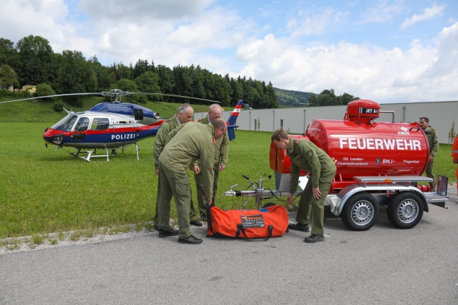 Feuerwehr und Flugpolizei stellten Kerosin-Tankanhänger beim Waldbrandstützpunkt in Scharnstein in den Dienst