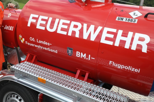 Feuerwehr und Flugpolizei stellten Kerosin-Tankanhänger beim Waldbrandstützpunkt in Scharnstein in den Dienst