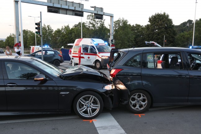 Autolenker (47) nach schwerem Auffahrunfall in Thalheim bei Wels im Klinikum Wels verstorben