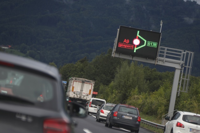 Serienunfall auf der Pyhrnautobahn bei Micheldorf in Oberösterreich sorgt für kilometerlange Staus