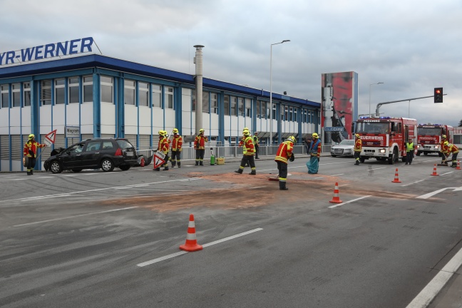Aufräumarbeiten nach Verkehrsunfall zwischen PKW und Klein-LKW in Pasching