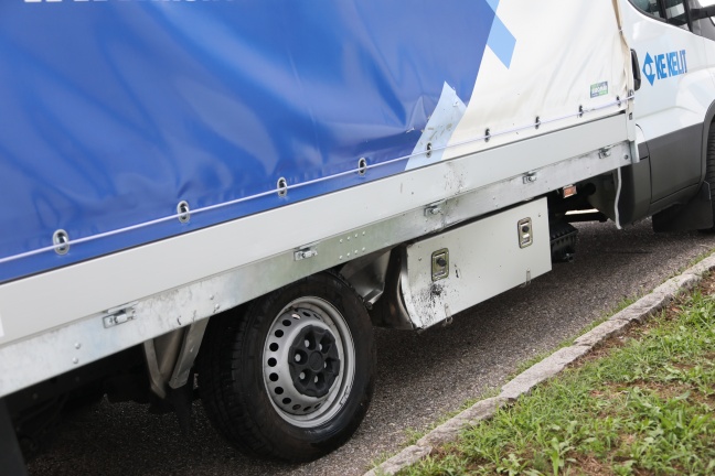 Aufräumarbeiten nach Verkehrsunfall zwischen PKW und Klein-LKW in Pasching