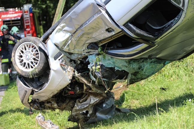 Autolenker bei Unfall in Hofkirchen im Traunkreis schwer verletzt