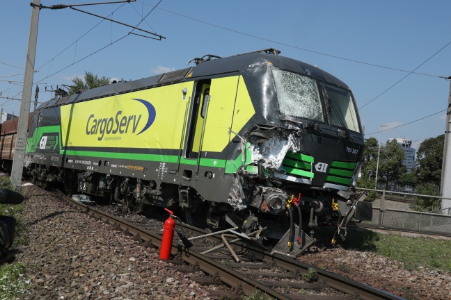 Fünf Verletzte bei Crash zwischen Personen- und Güterzug in Linz