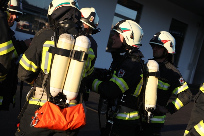 Großangelegte Einsatzübung von Feuerwehr und Rettungsdienst bei Industriebetrieb in Grieskirchen