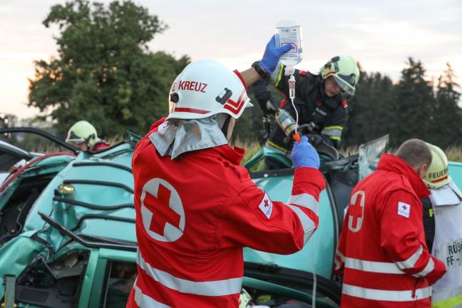 Spektakuläre Übung der Einsatzkräfte von Feuerwehr und Rotem Kreuz in Kremsmünster
