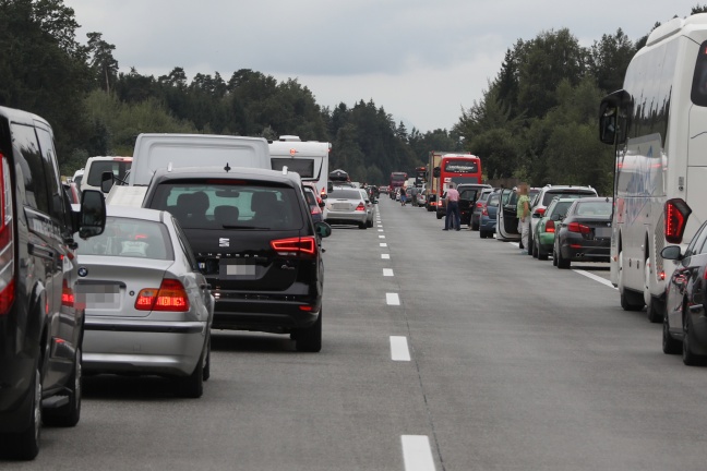 Notarzthubschrauber bei Verkehrsunfall auf der Westautobahn in Sipbachzell im Einsatz