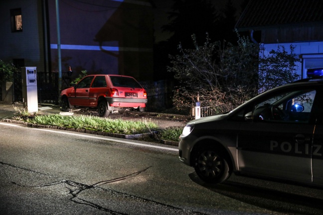 Auto stand nach Verkehrsunfall in Wels-Puchberg unter Strom