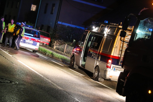 Auto stand nach Verkehrsunfall in Wels-Puchberg unter Strom