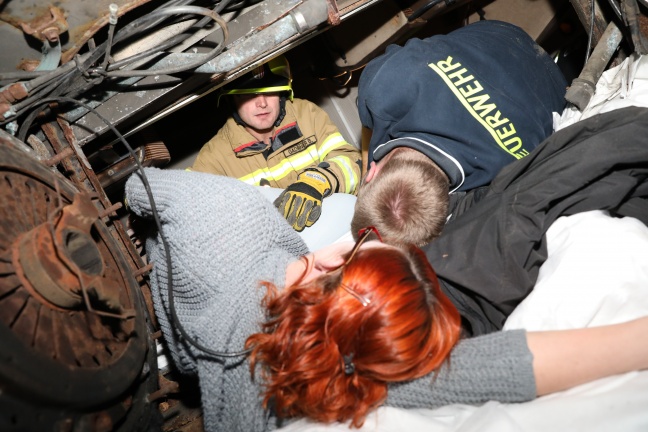Großübung der Einsatzkräfte mit umgestürztem Bus in Haag am Hausruck