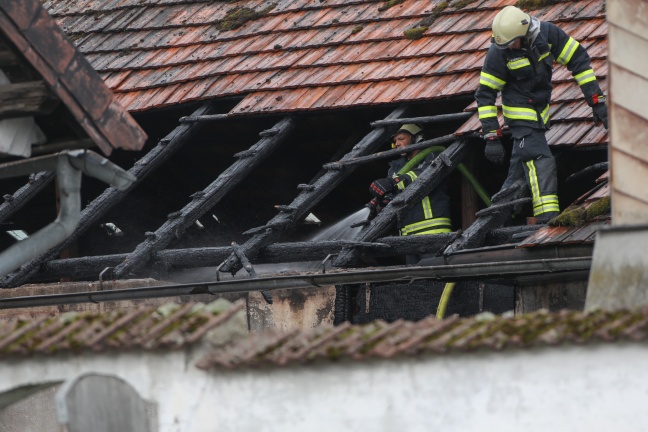 Neun Feuerwehren bei Auto- und Gebäudebrand in Nußbach im Einsatz