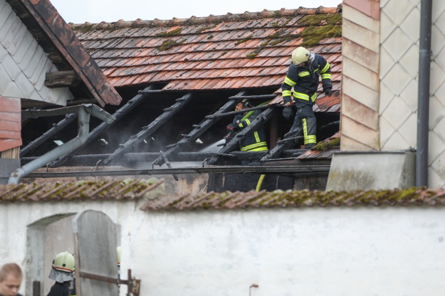 Neun Feuerwehren bei Auto- und Gebäudebrand in Nußbach im Einsatz
