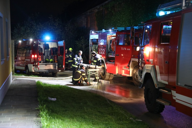 Drei Feuerwehren bei Brand in einem stillgelegten Vierkanthof in Piberbach im Einsatz