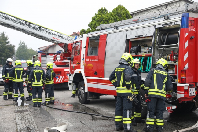 Vier Feuerwehren bei Zimmerbrand in Ansfelden im Einsatz