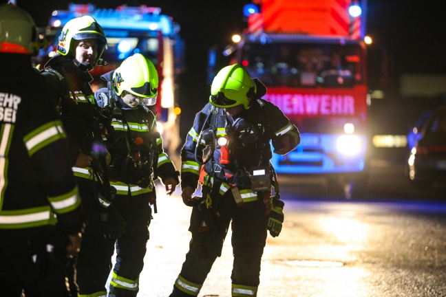 Drei Feuerwehren bei Brand in einem Gewerbebetrieb in Holzhausen im Einsatz