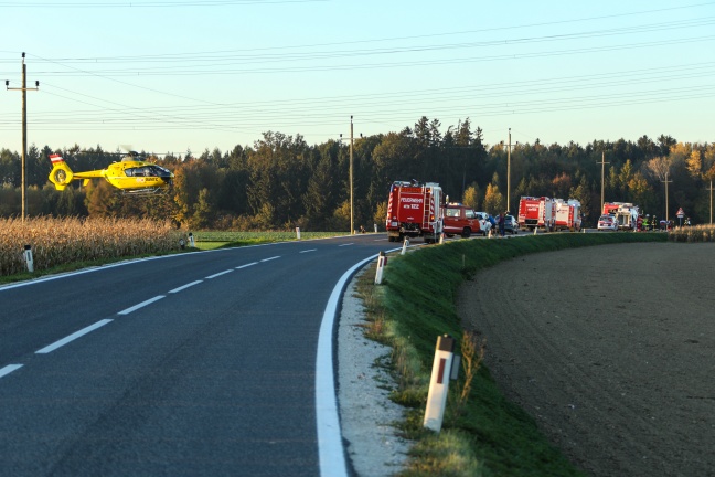 Drei teils Schwerverletzte bei Verkehrsunfall auf der Sierninger Straße in Schiedlberg