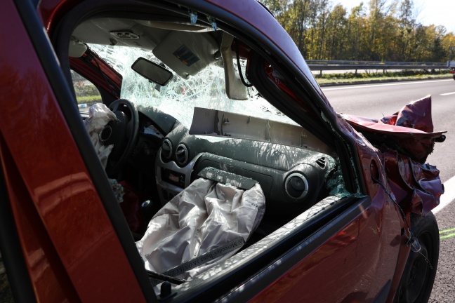 Schwerer Crash mit drei Fahrzeugen auf der Welser Autobahn bei Pucking fordert zwei Verletzte