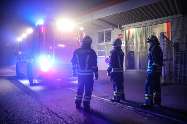 Drei Feuerwehren nach Brand bei Industriebetrieb in Leonding im Einsatz